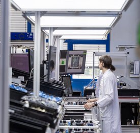 All-digital system interlinking at Prettl Electronics GmbH – THT assembly with worker assistance system.