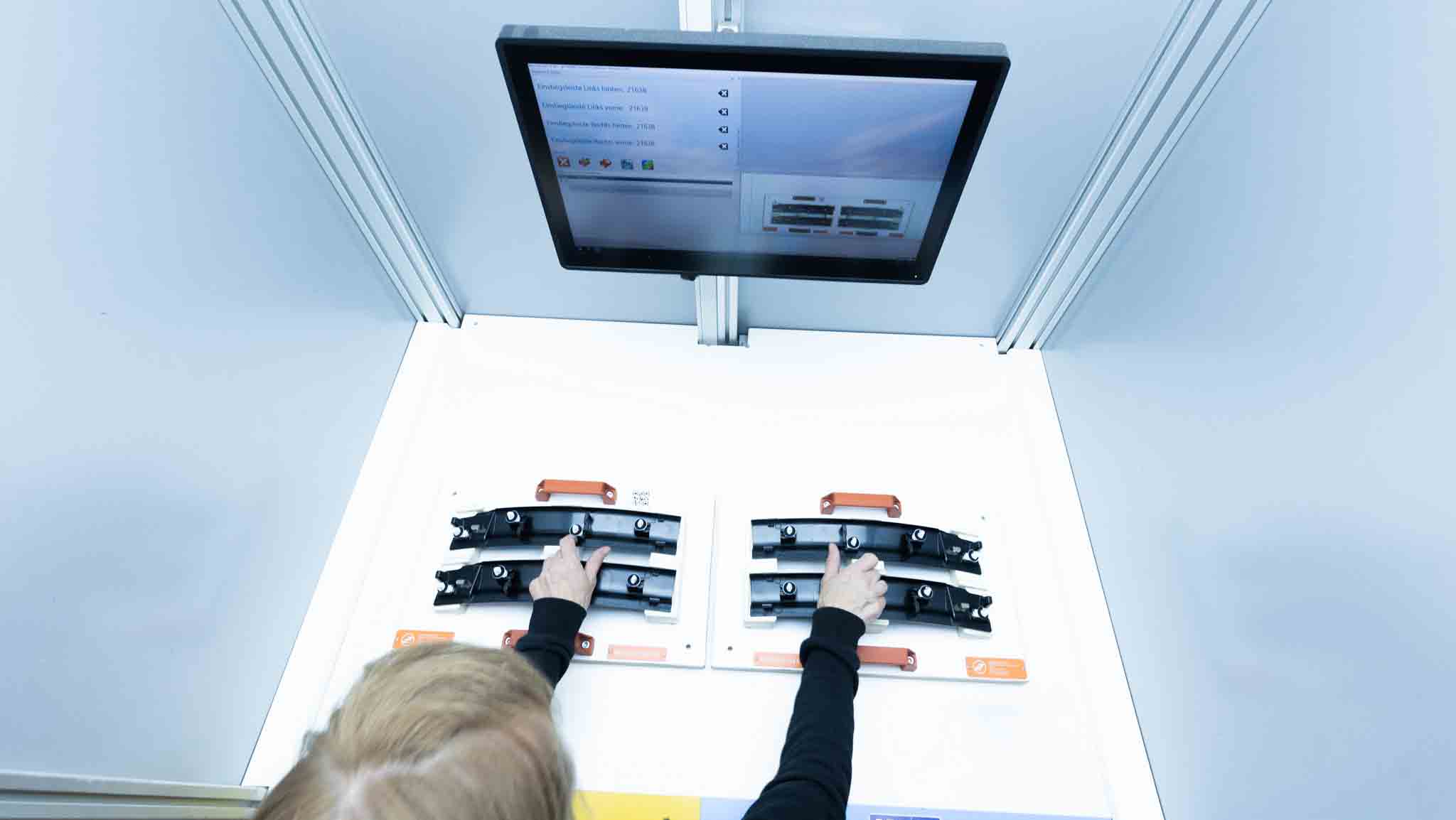Arbeitsplatz für optische EoL Prüfung mit digitalem Assistenten