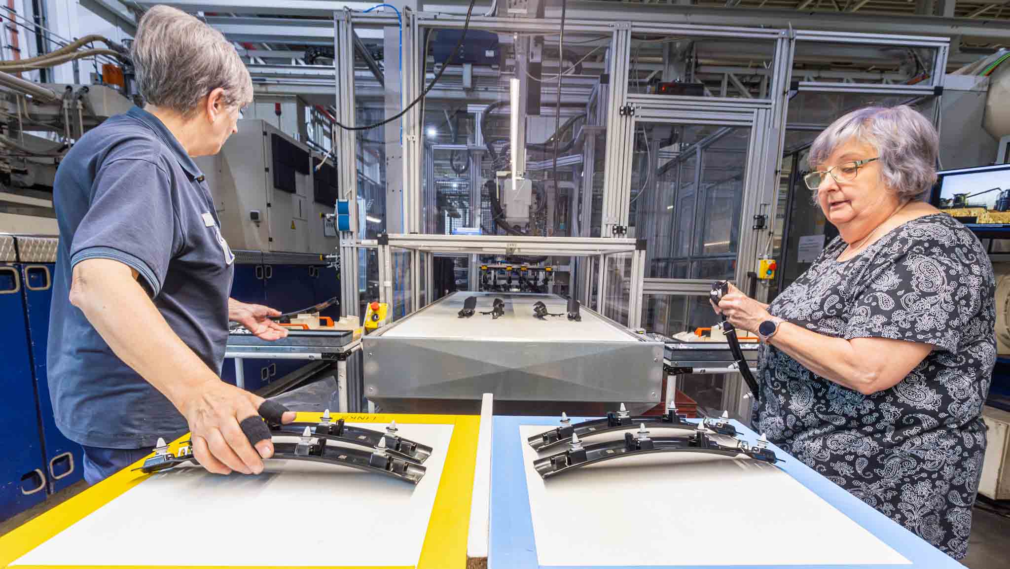 Manuelle Fertigung von Automobilkomponenten