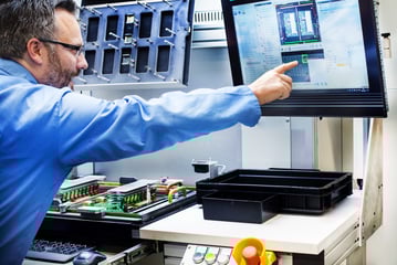 Digitale Transformation in der manuellen Fertigung: Die Brücke zwischen menschlichen Fähigkeiten und Industrie 4.0