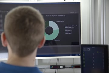 Mit Data Analytics die Prozesse der manuellen Fertigung optimieren