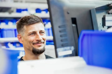 Assistenzsystem statt Personalnot: Digitale Lösungen in der Baugruppenmontage