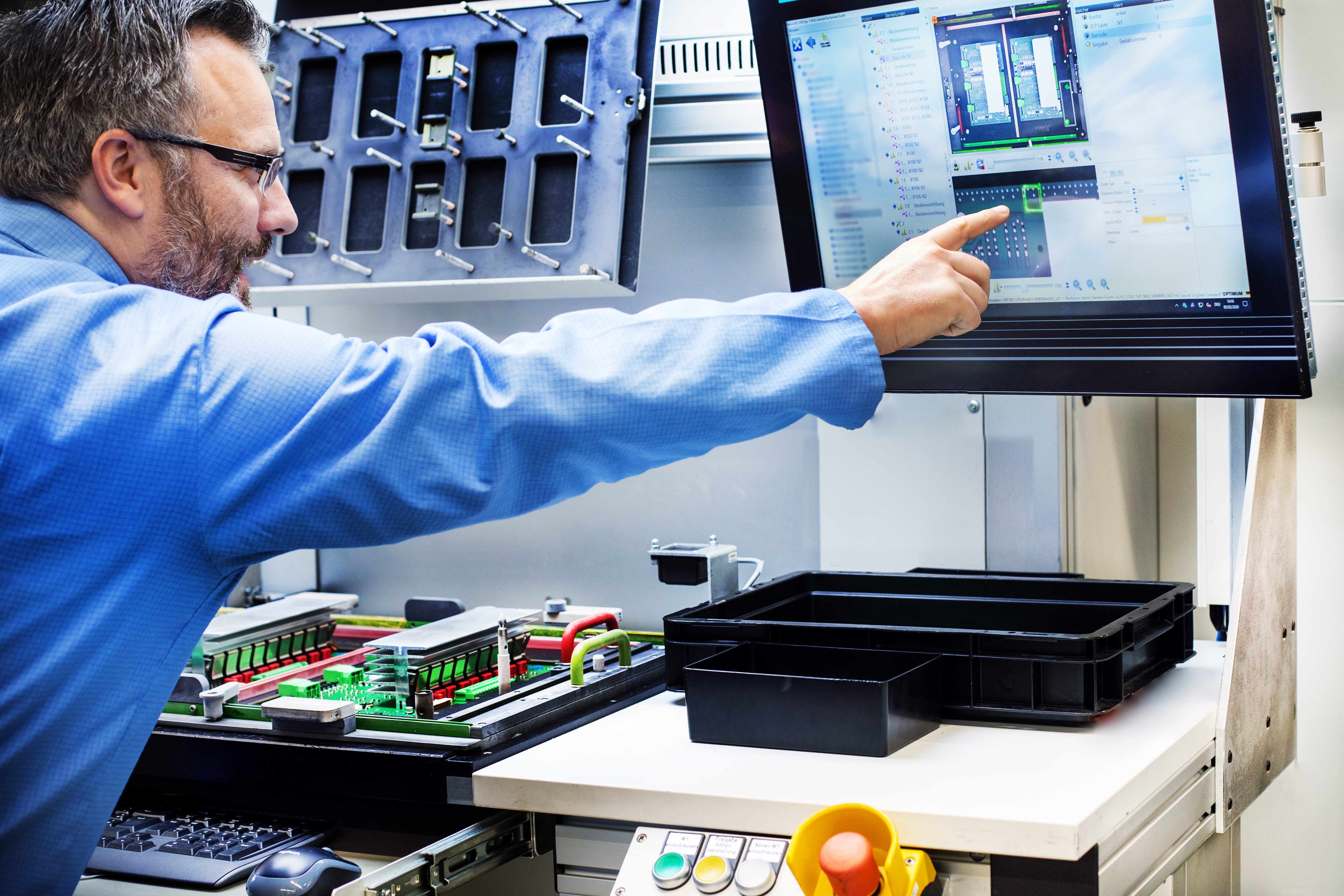 Digitale Transformation in der manuellen Fertigung: Die Brücke zwischen menschlichen Fähigkeiten und Industrie 4.0